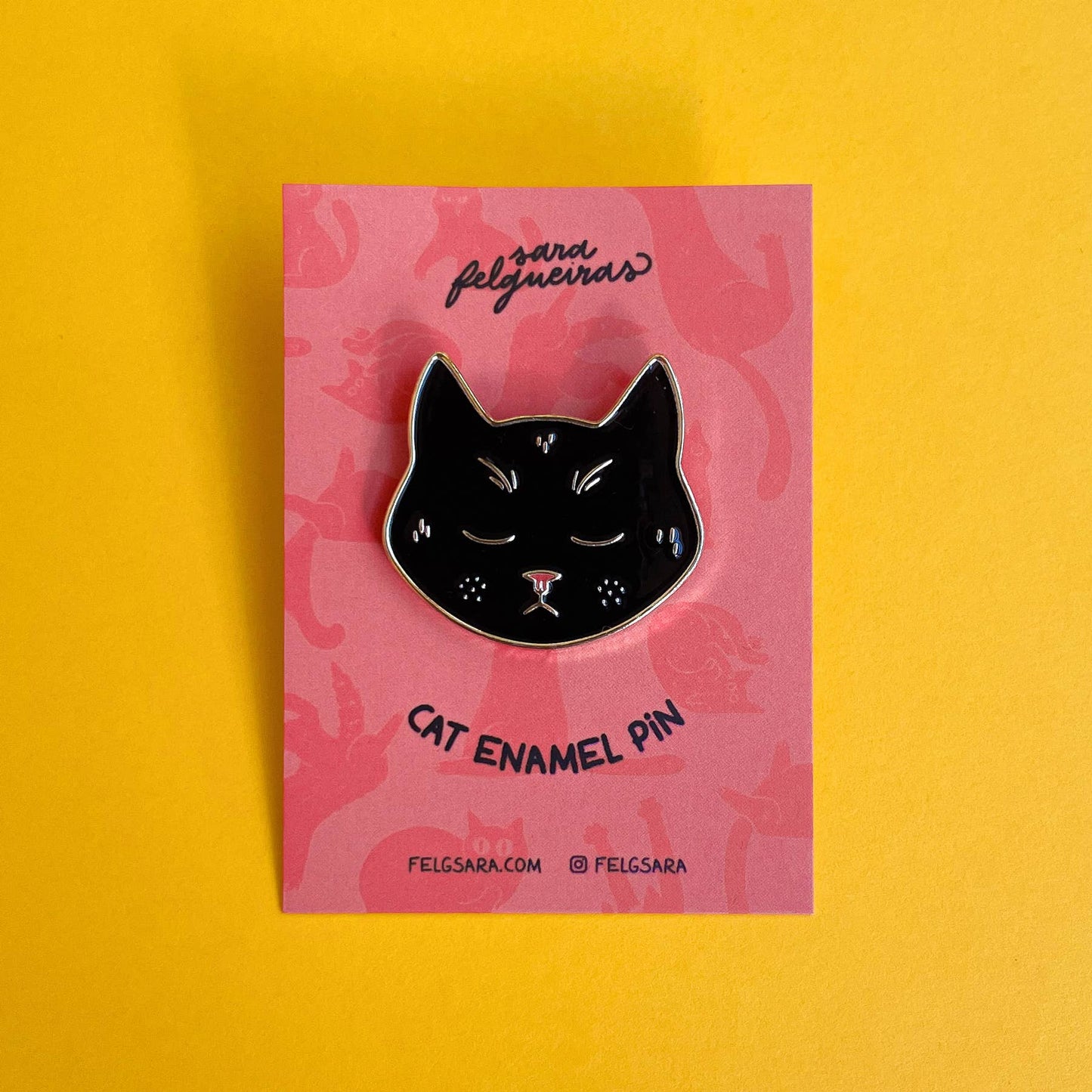 Emaille Pin Anstecker "Blacky" – Schwarze Katze als stilvoller Begleiter