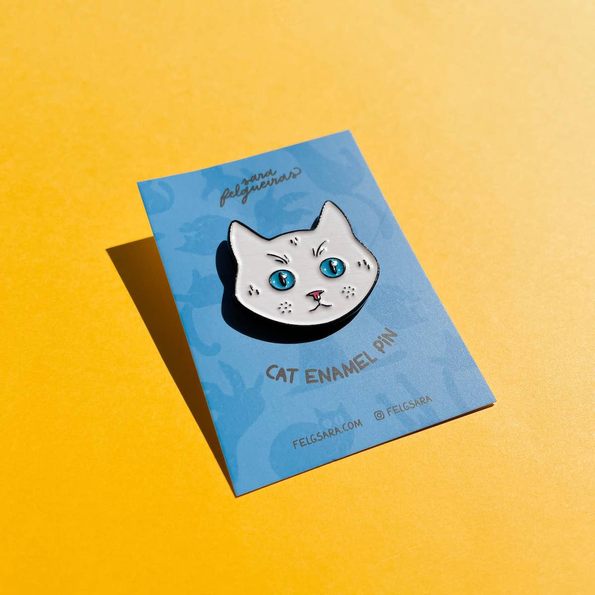 Emaille Pin Anstecker – Die elegante weiße Katze "Blanca" - Perfekte Geschenkidee für Katzenfans