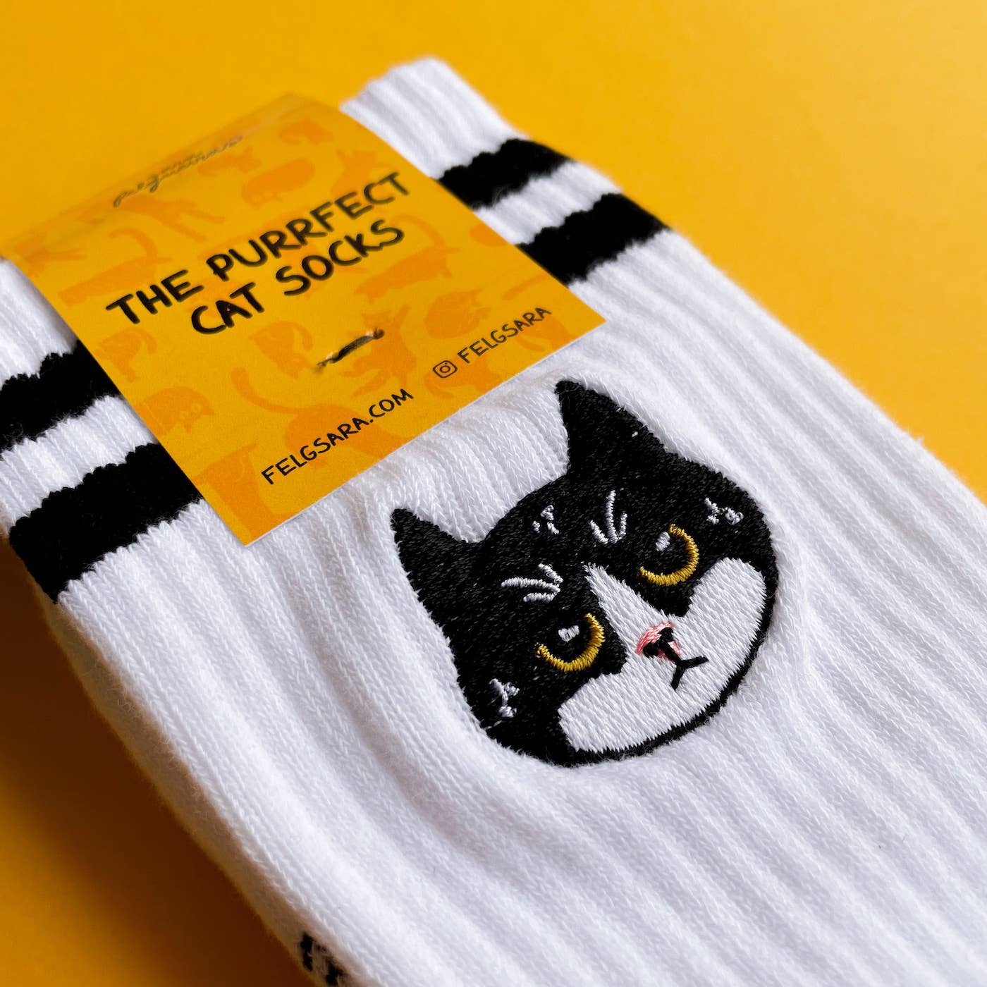 Bestickte Socken mit Katze: Mieze Motzig – die grummeligste Socke der Stadt