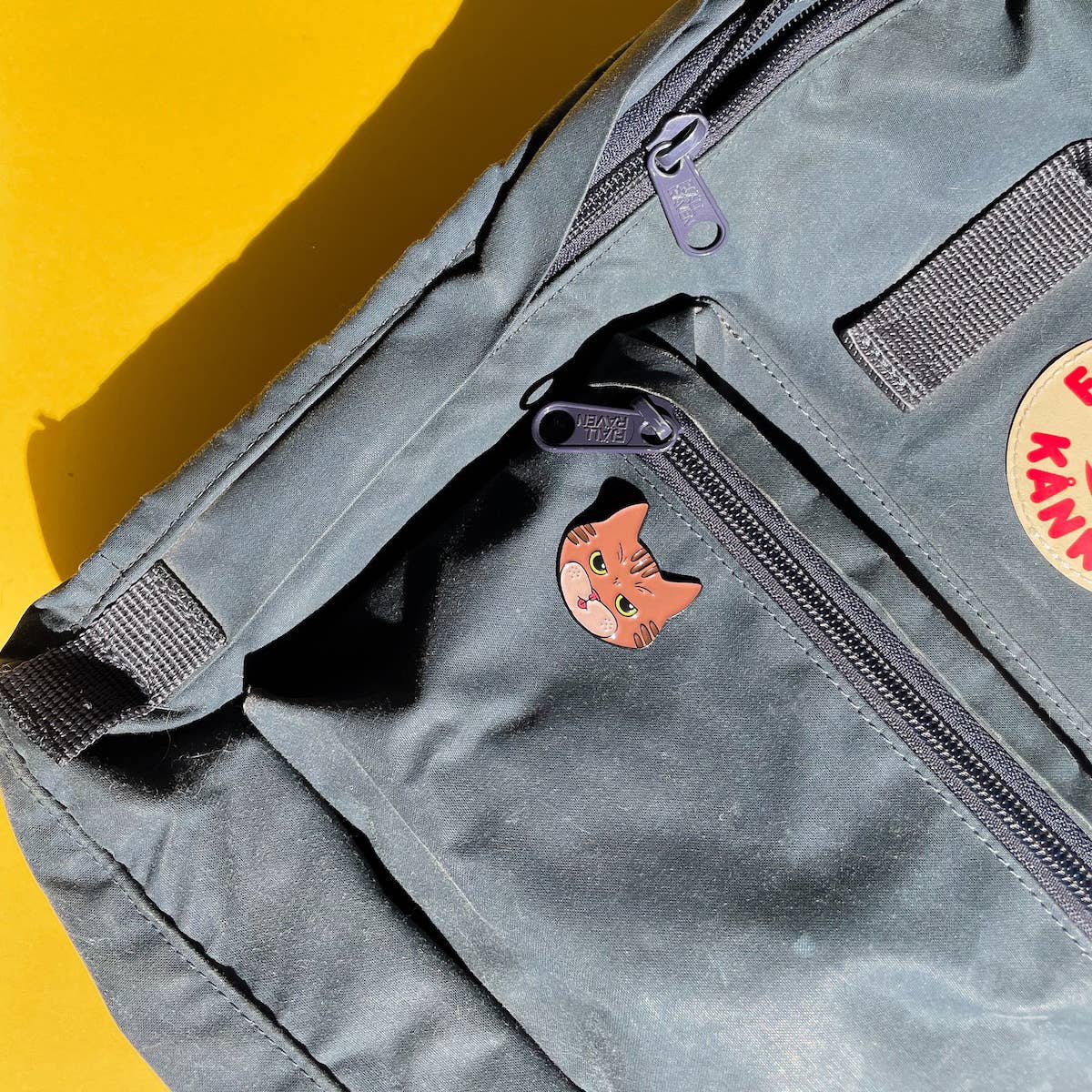 Emaille Pin Anstecker "Hazel" - Geschenkidee für Katzenliebhaber