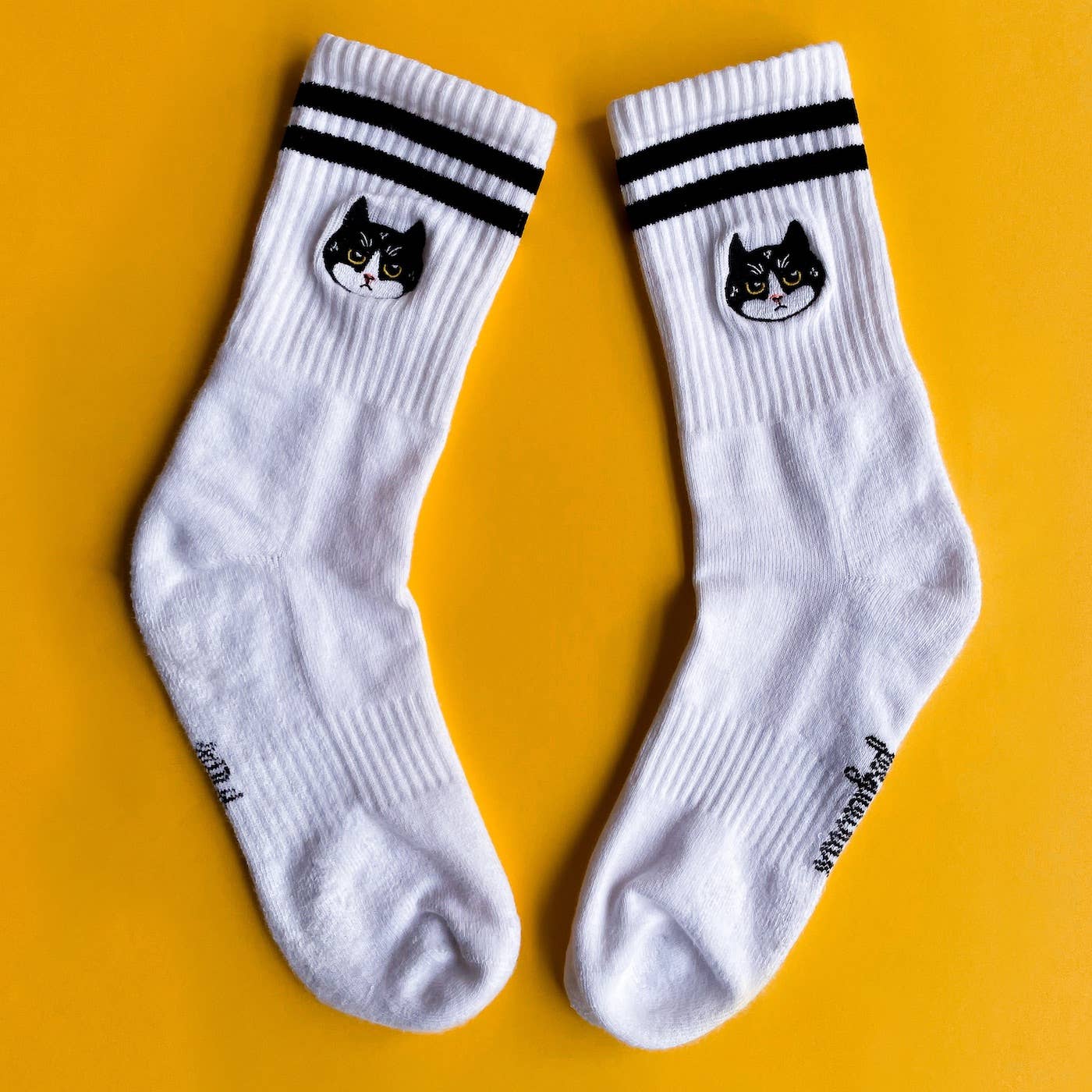 Bestickte Socken mit Katze: Mieze Motzig – die grummeligste Socke der Stadt