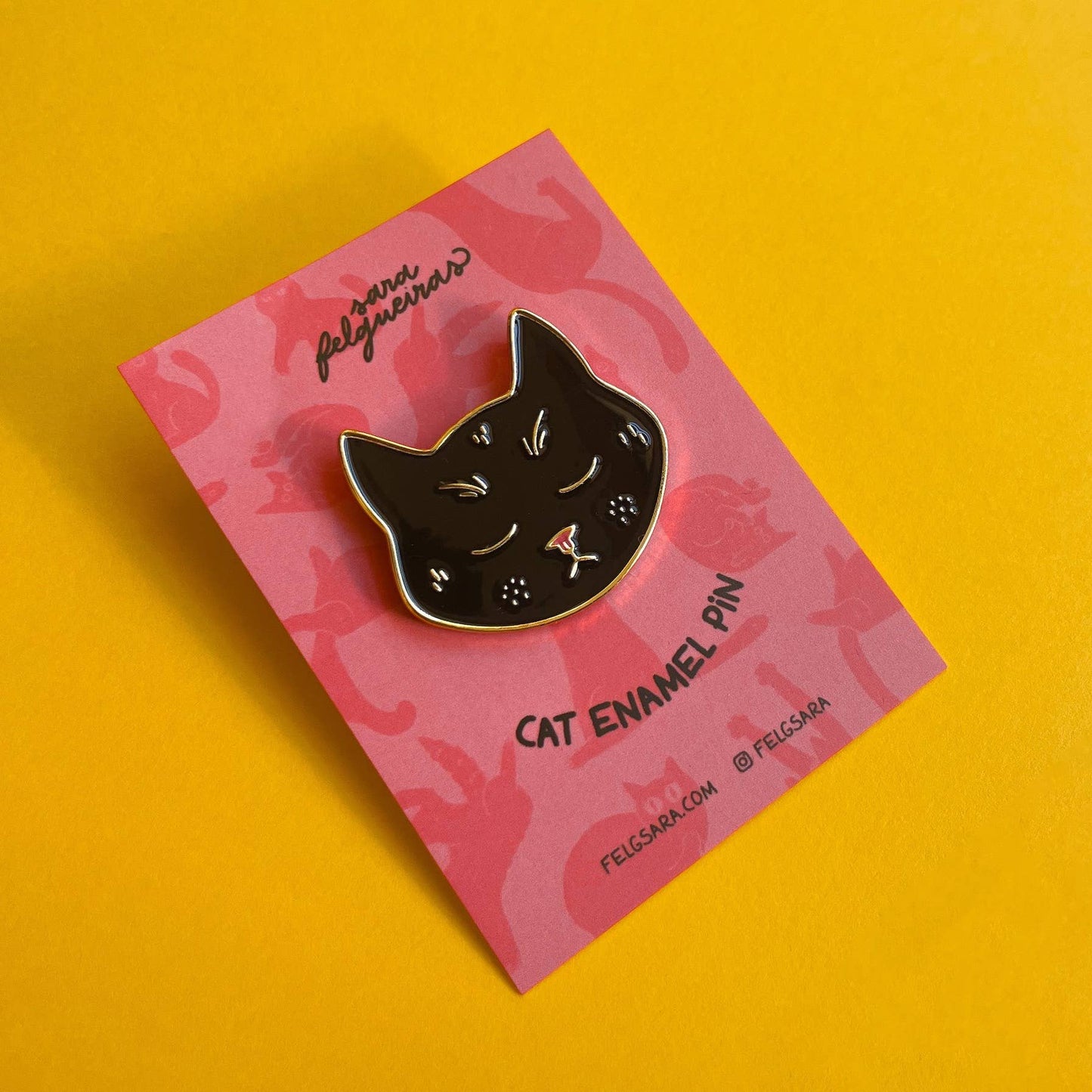 Emaille Pin Anstecker "Blacky" – Schwarze Katze als stilvoller Begleiter