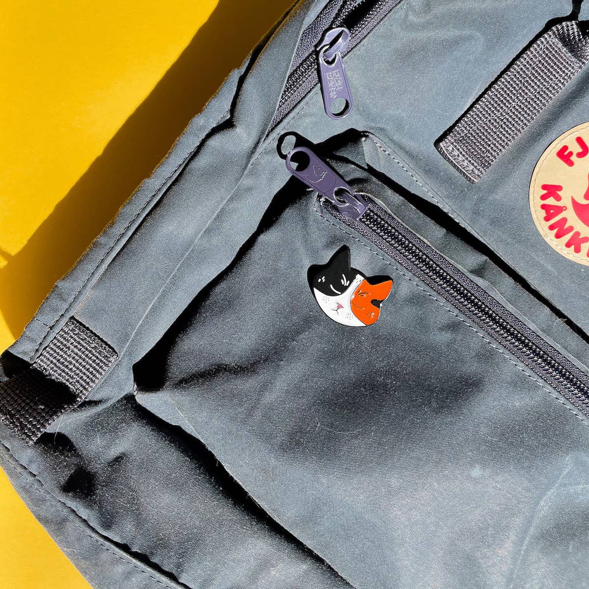 Pin Anstecker mit Katze - Emaille-Pin "Buntbert"