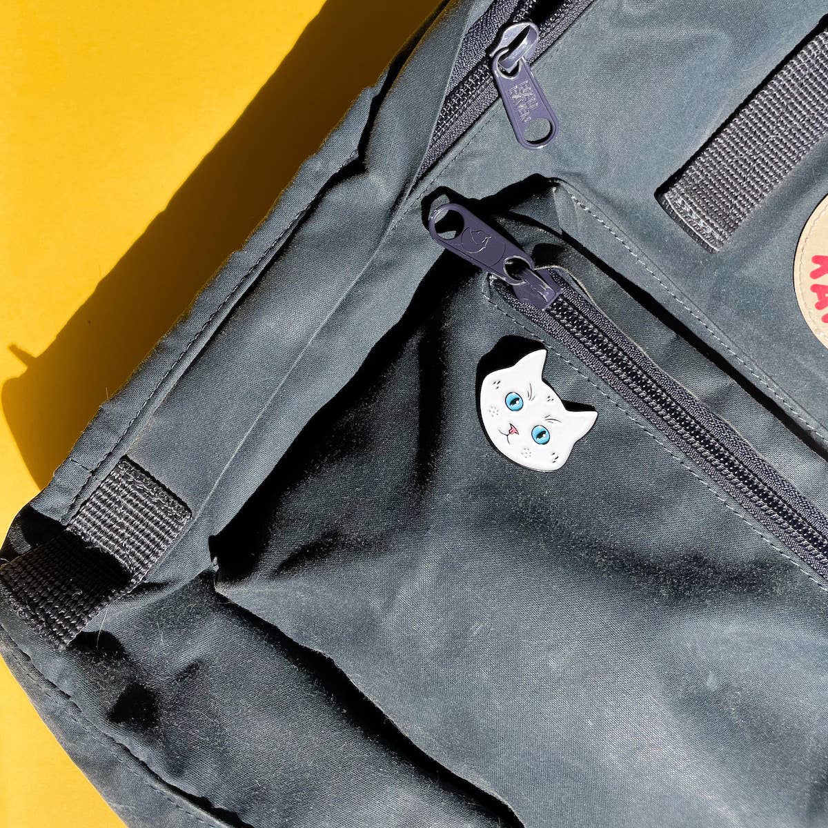 Emaille Pin Anstecker – Die elegante weiße Katze "Blanca" - Perfekte Geschenkidee für Katzenfans