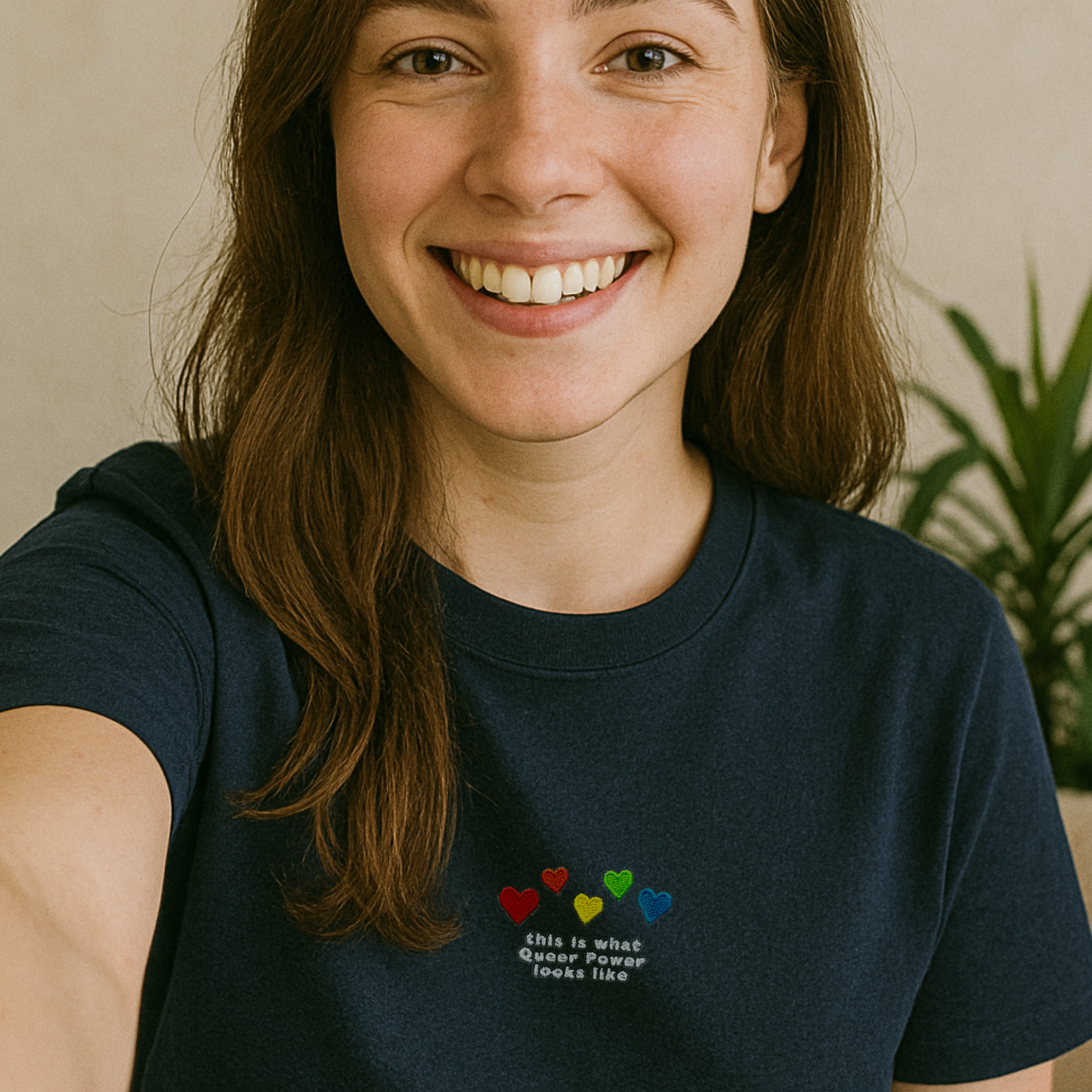 Pride T-Shirt bestickt mit Herzen in den Farben des Regenbogens sowie Statement-Spruch