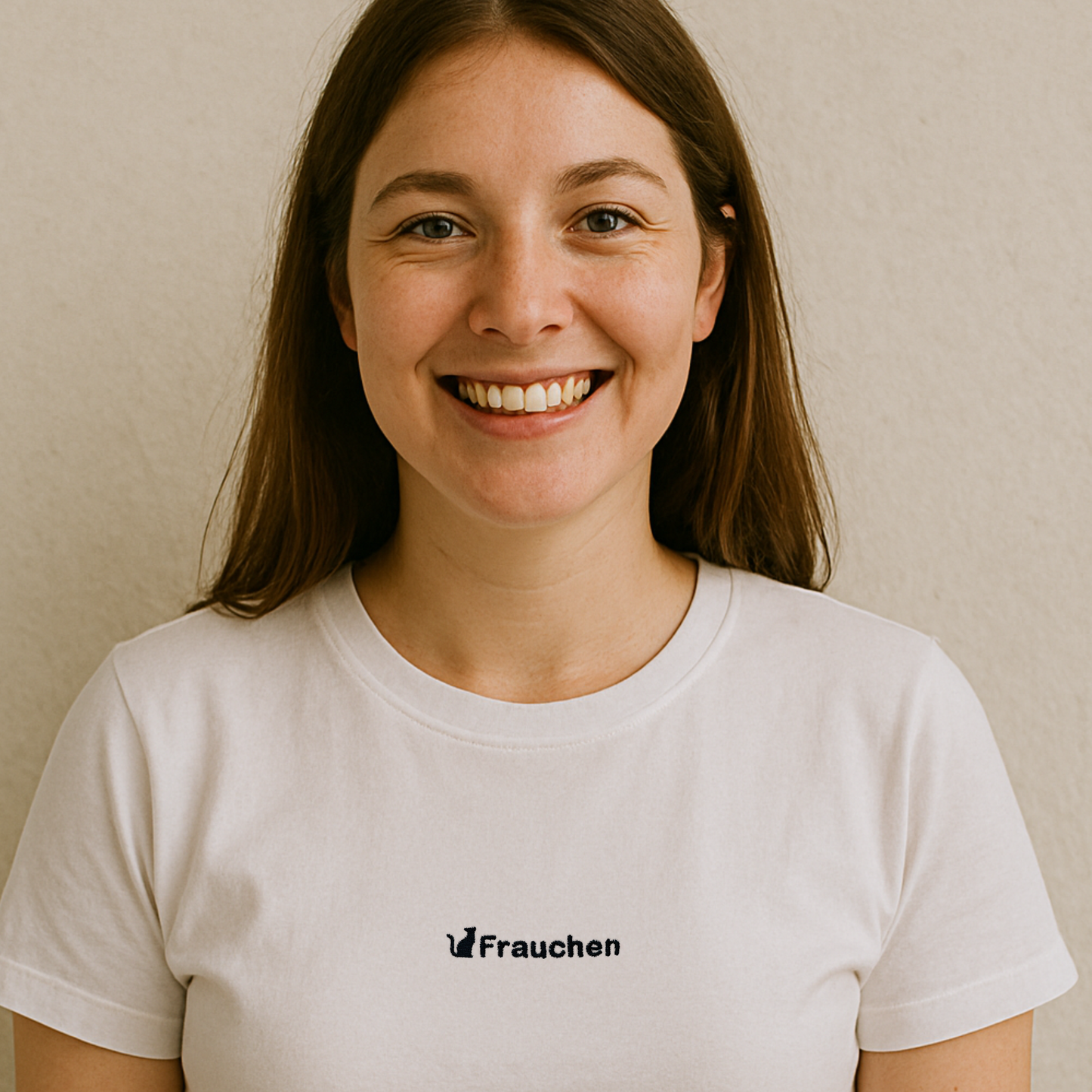 Junge Frau mit weißen T-Shirt bestickt mit Katze und dem Spruch "Frauchen"