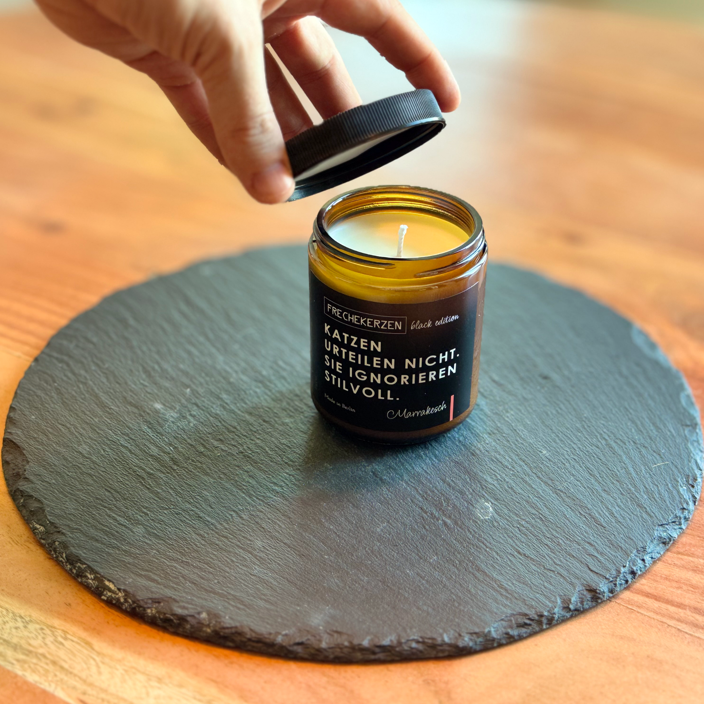 Premium Duftkerze "Marrakesch" – Stilvolle Entspannung trifft charmanten Humor