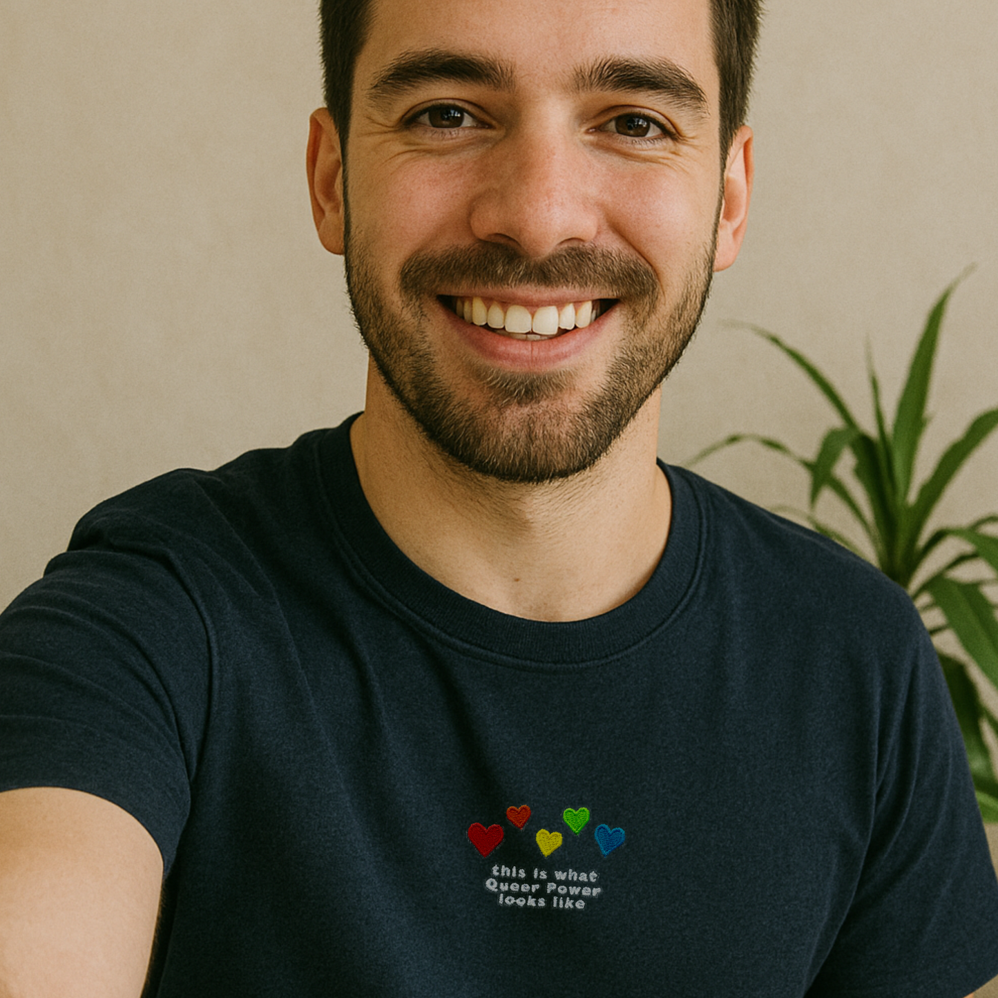 Pride T-Shirt bestickt mit Herzen in den Farben des Regenbogens sowie Statement-Spruch