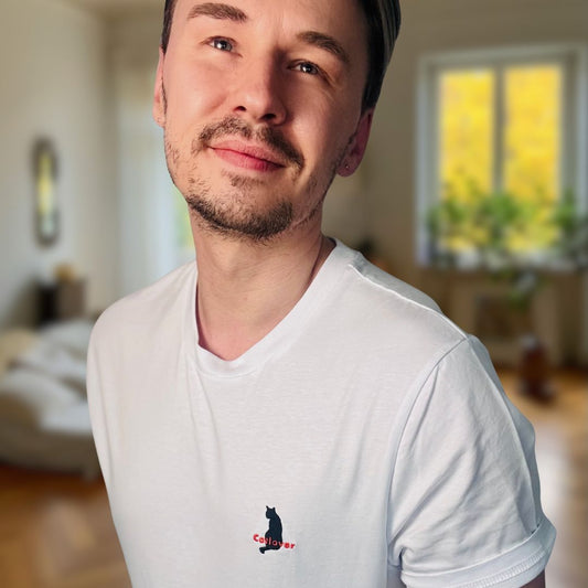 Liebevoll besticktes T-Shirt mit Katzenmotiv aus Bio-Baumwolle - Kollektion "Catlover" (komplett rot)