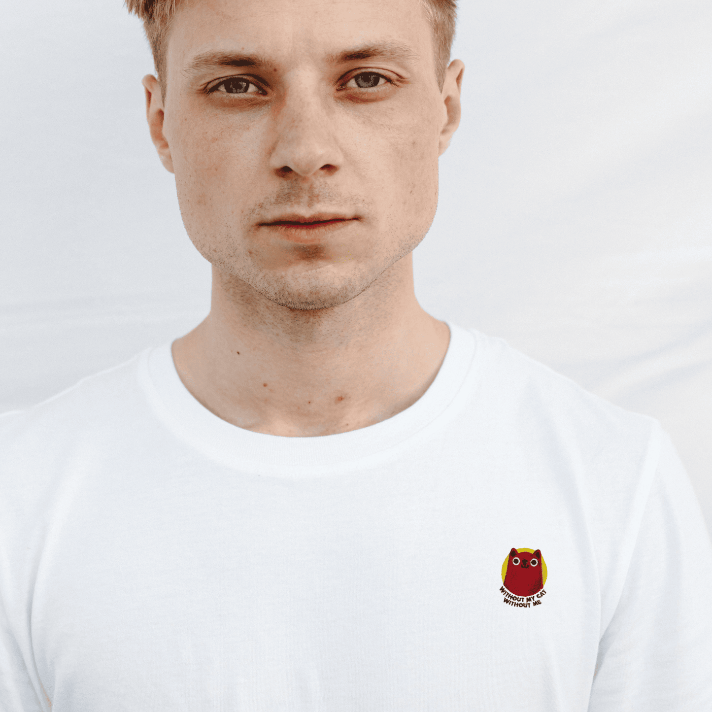 shirt-weiss-bestickt-katzenmotiv-junger-mann-Withoutmycat