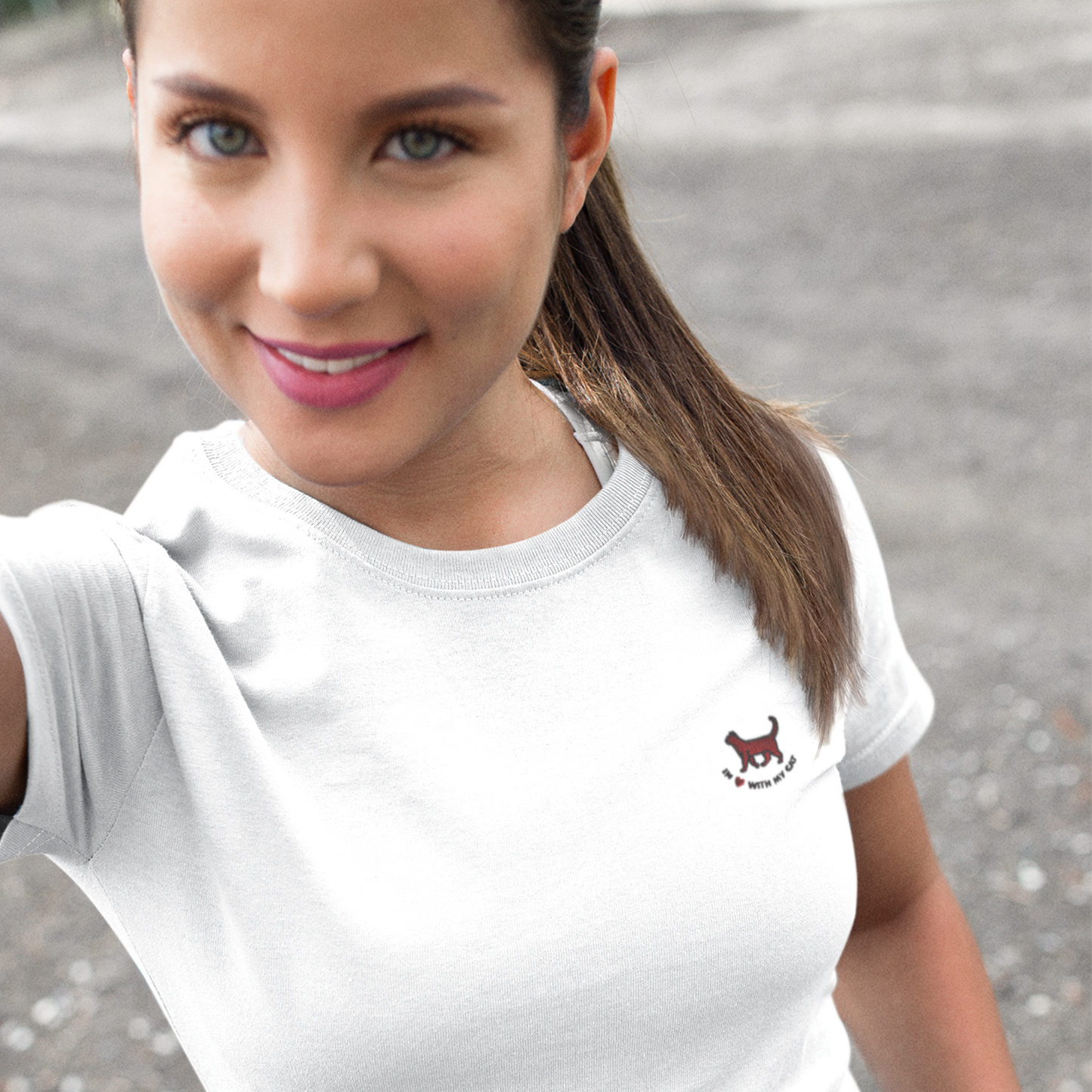 t-shirt-bestickt-katzenmotiv-frau