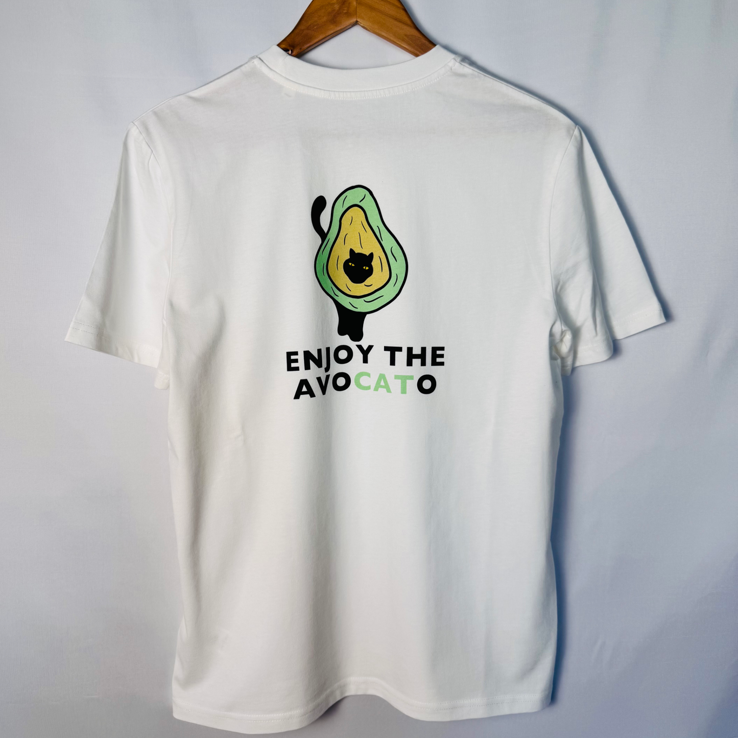 t shirt mit katze und avocado auf der rückseite und lustigem spruch "enjoy the avocato"