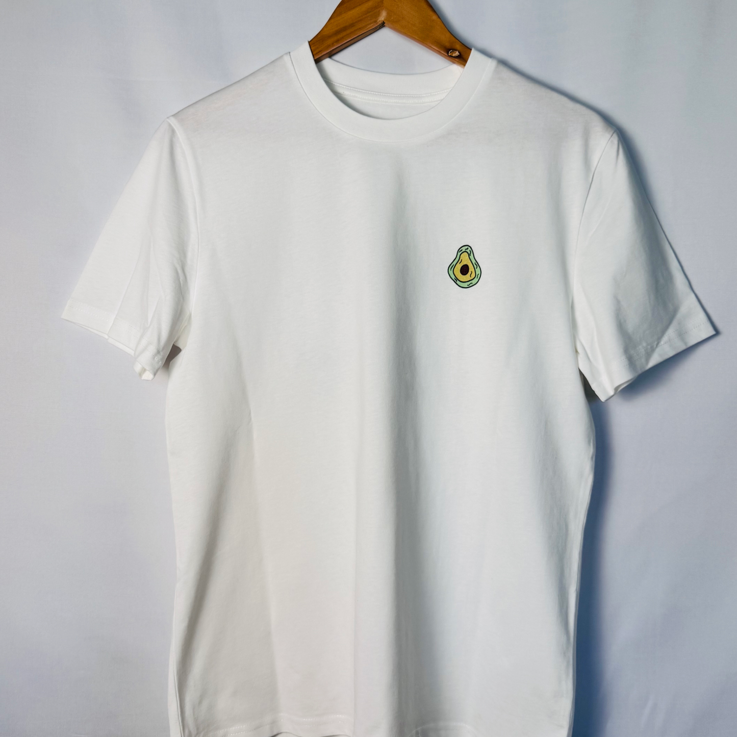 t shirt mit katze und avocado auf der rückseite und lustigem spruch "enjoy the avocato"