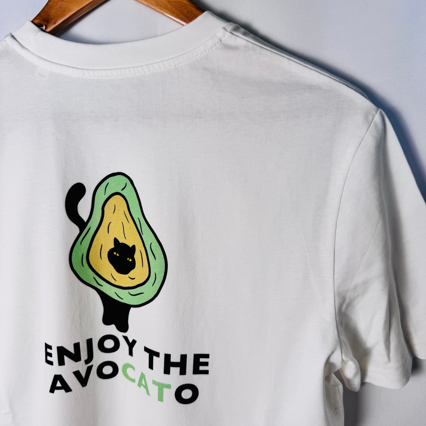 t shirt mit katze und avocado auf der rückseite und lustigem spruch "enjoy the avocato"