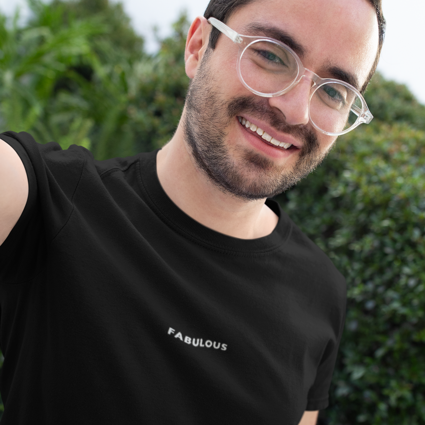 t-shirt-schwarz-bestickt-mann-fabulous-weiss
