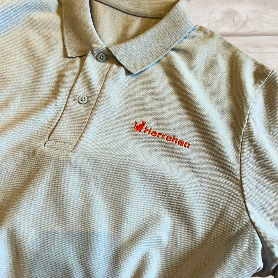 Poloshirt mit Katze und Statement Spruch "Herrchen" in Orange