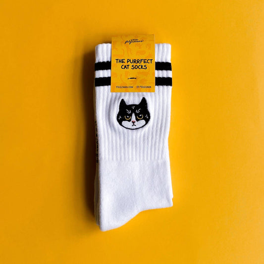 Bestickte Socken mit Katze: Mieze Motzig – die grummeligste Socke der Stadt