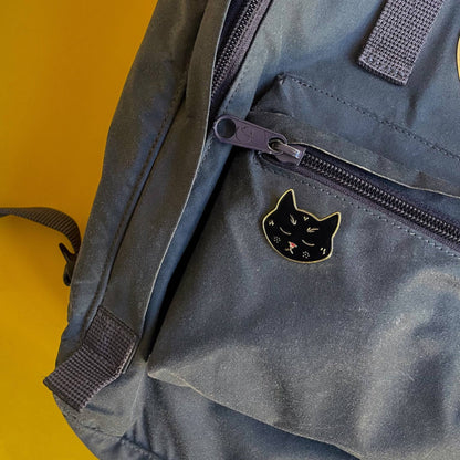 Emaille Pin Anstecker "Blacky" – Schwarze Katze als stilvoller Begleiter