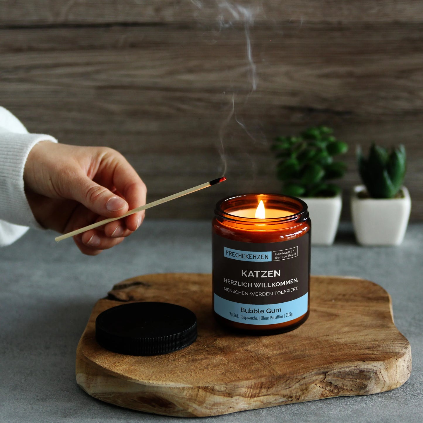 Nachhaltige Duftkerze mit Spruch | Katzen Herzlich Willkommen, Menschen werden toleriert.