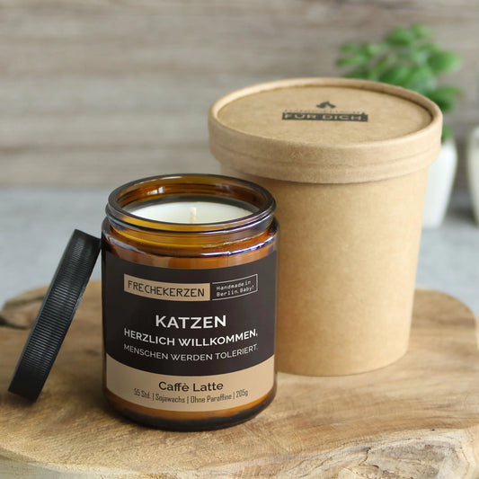 Nachhaltige Duftkerze mit Spruch | Katzen Herzlich Willkommen, Menschen werden toleriert.