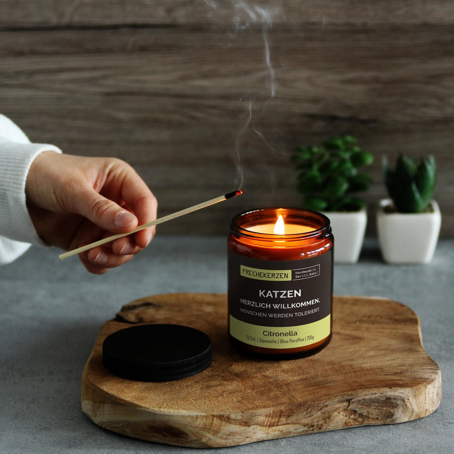 Nachhaltige Duftkerze mit Spruch | Katzen Herzlich Willkommen, Menschen werden toleriert.