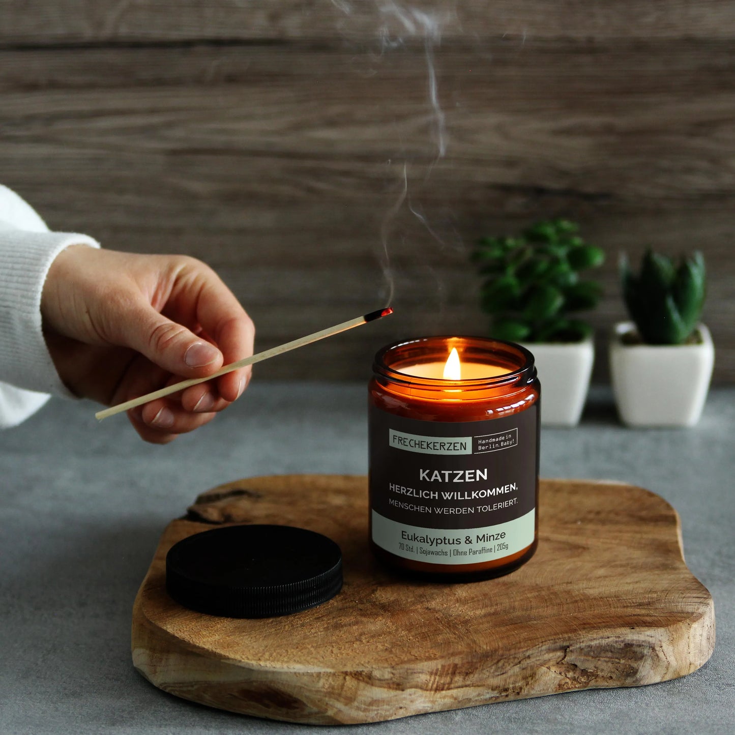 Nachhaltige Duftkerze mit Spruch | Katzen Herzlich Willkommen, Menschen werden toleriert.