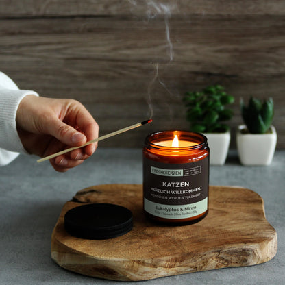 Nachhaltige Duftkerze mit Spruch | Katzen Herzlich Willkommen, Menschen werden toleriert.