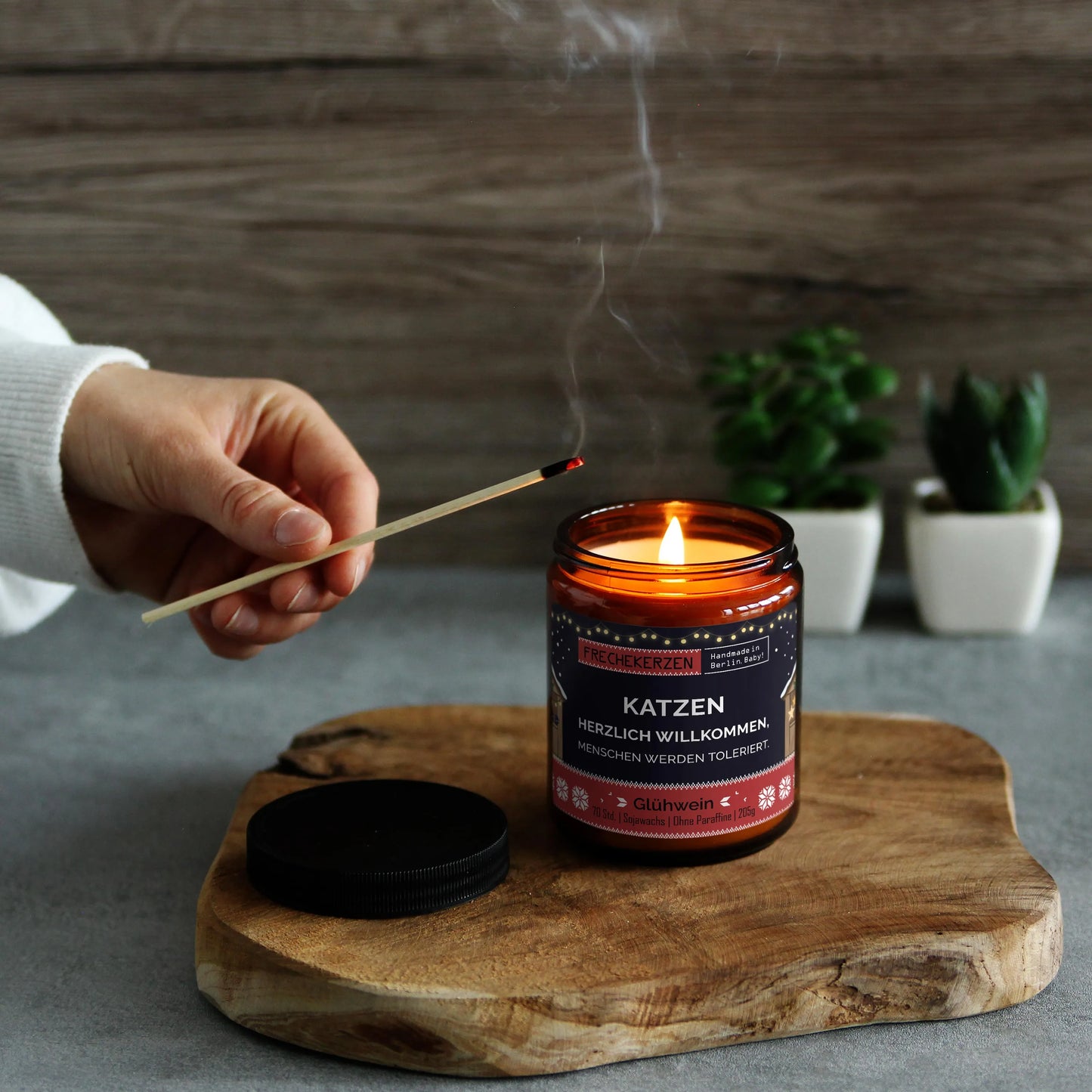 Nachhaltige Duftkerze mit Spruch | Katzen Herzlich Willkommen, Menschen werden toleriert.