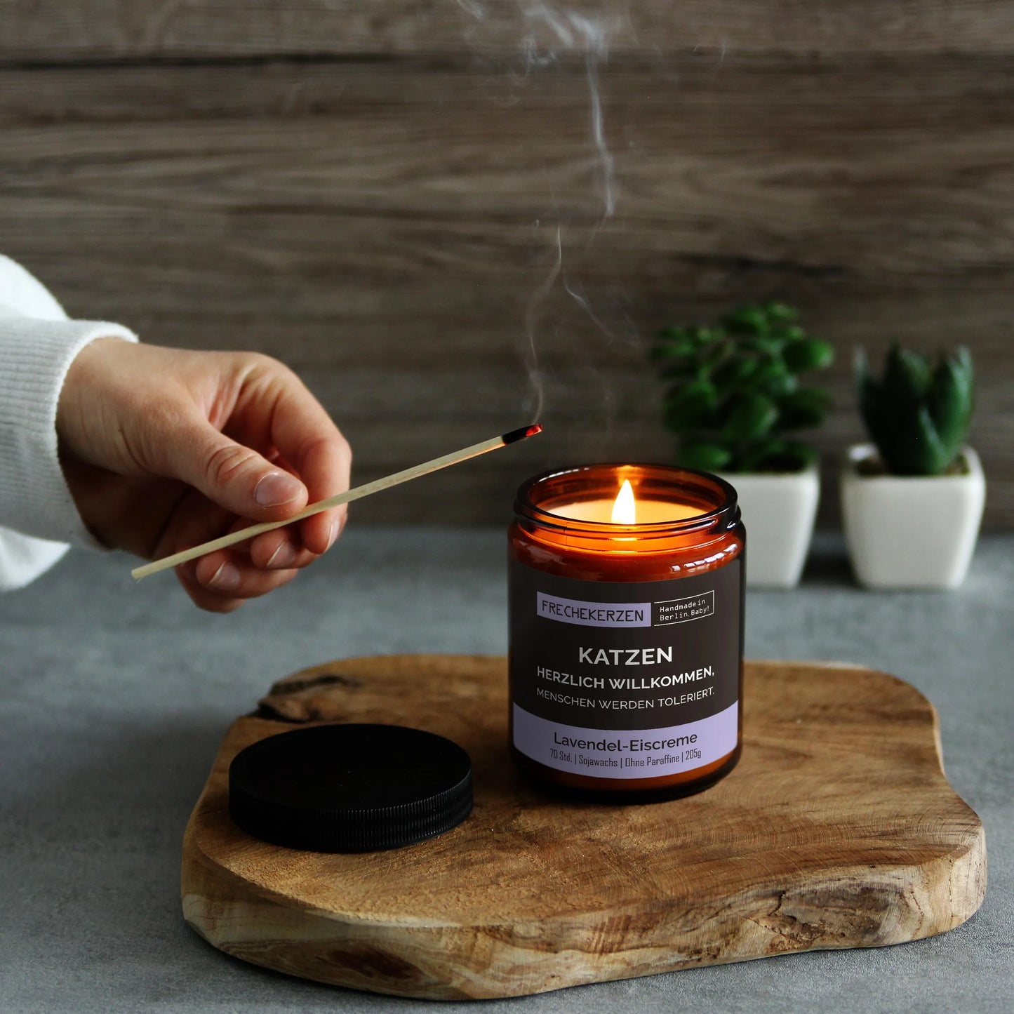 Nachhaltige Duftkerze mit Spruch | Katzen Herzlich Willkommen, Menschen werden toleriert.