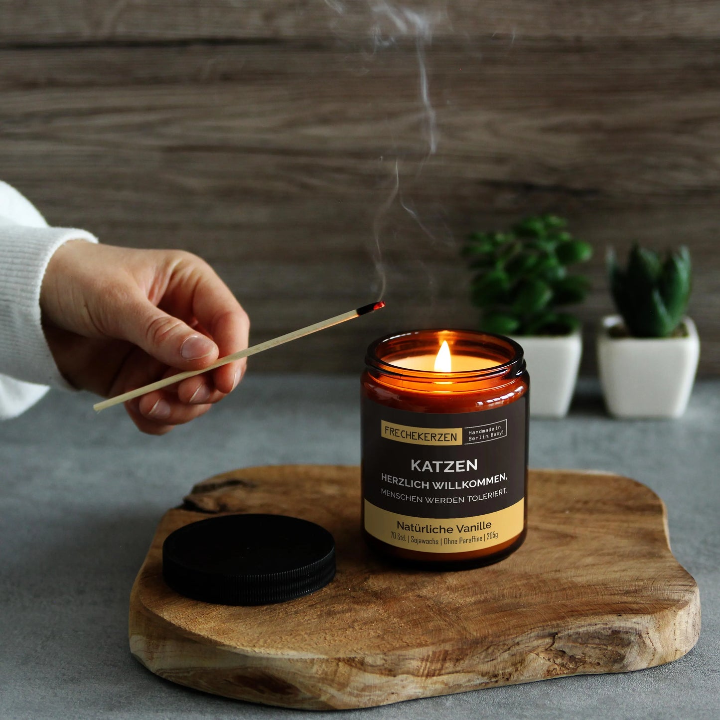 Nachhaltige Duftkerze mit Spruch | Katzen Herzlich Willkommen, Menschen werden toleriert.