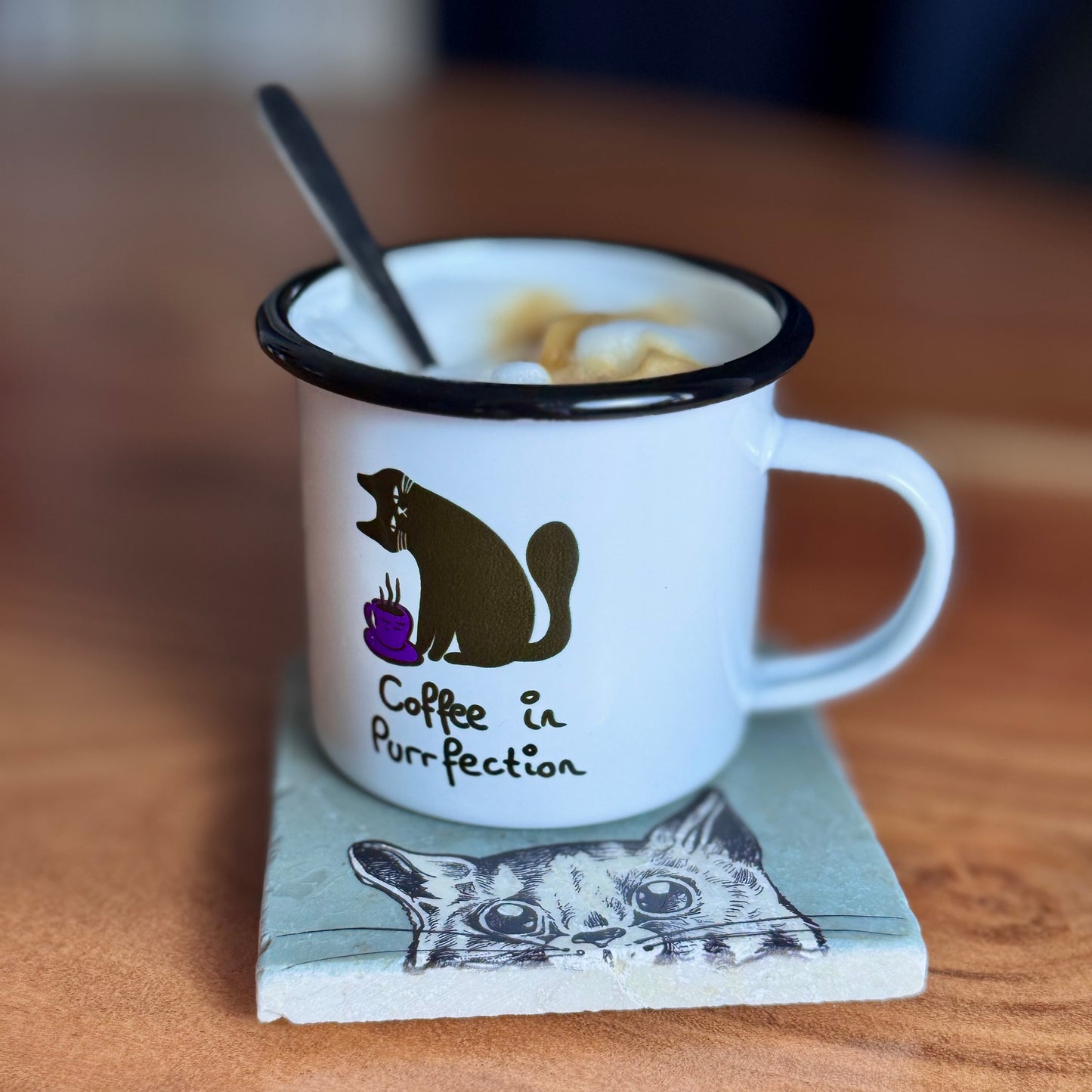 emaileetasse mit katze und lustigem spruch "coffee in purrfection" und kaffeetasse auf der rückseite