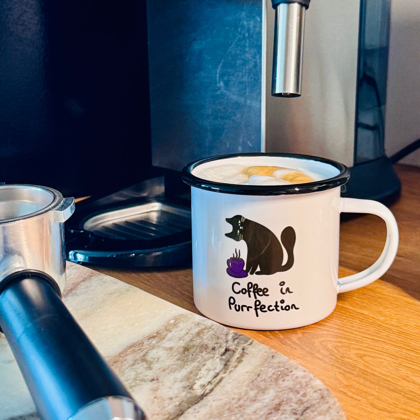 emaileetasse mit katze und lustigem spruch "coffee in purrfection" und kaffeetasse auf der rückseite