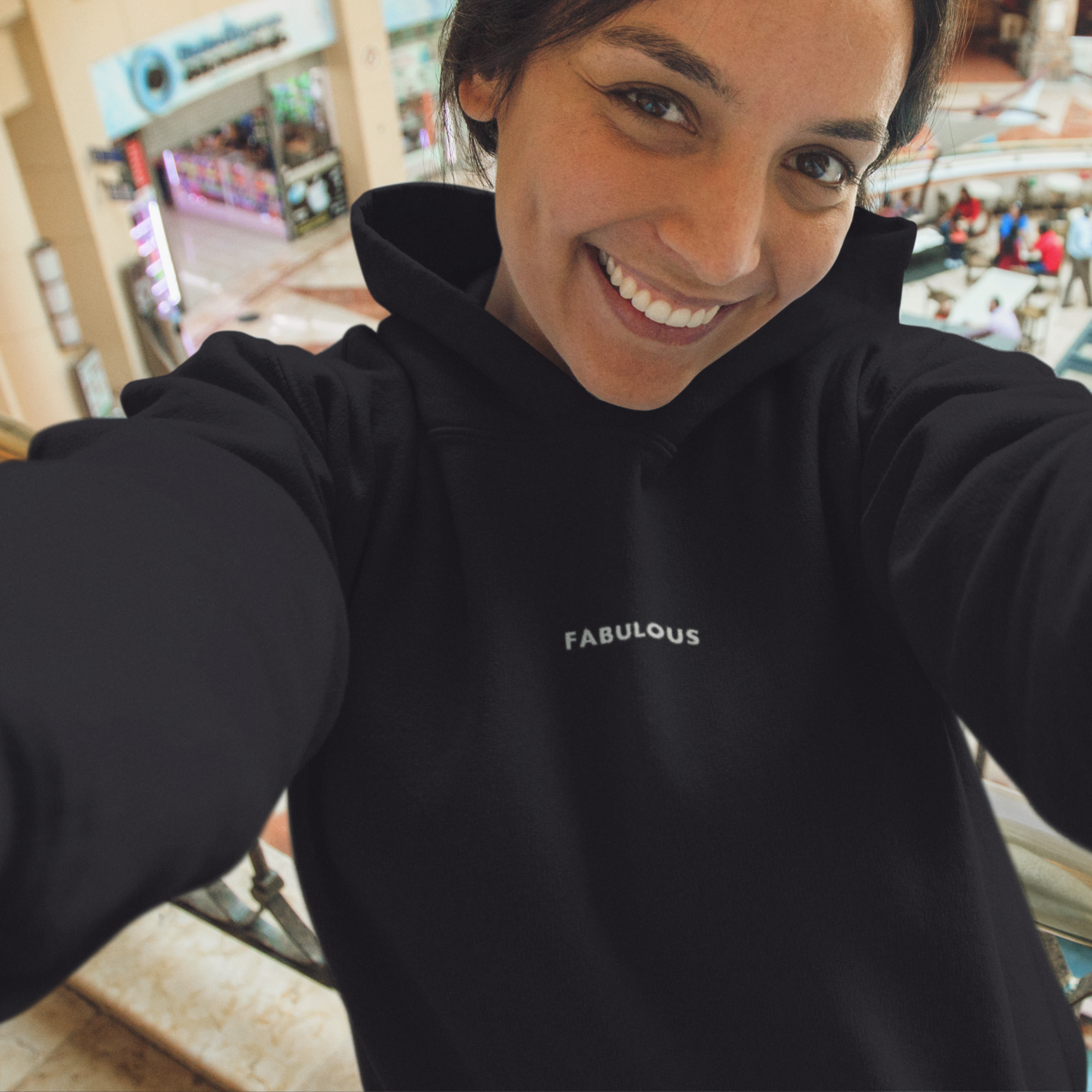 hoodie-bestickt-frau-fabulous-weiss