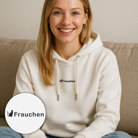 Junge Frau mit weißem Hoodie bestickt mit Katze und dem Spruch "Frauchen"
