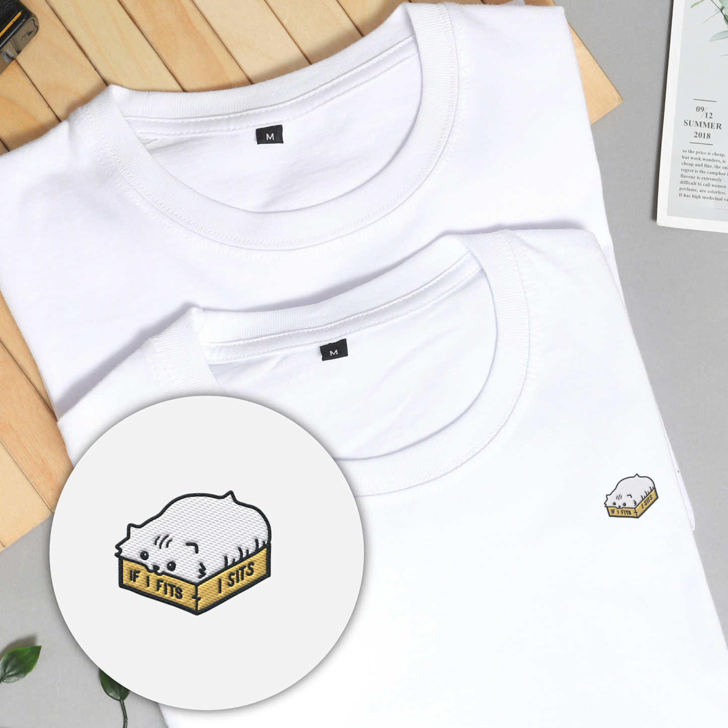 T-Shirt bestickt mit Katzenmotiv aus Bio-Baumwolle - Fette Katze im Karton - Es passt immer!