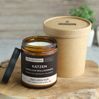 Nachhaltige Duftkerze mit Spruch | Katzen Herzlich Willkommen, Menschen werden toleriert.