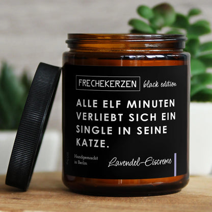 Lustige Duftkerze | Alle elf Minuten verliebt sich ein Single in seine Katze.