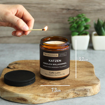Nachhaltige Duftkerze mit Spruch | Katzen Herzlich Willkommen, Menschen werden toleriert.