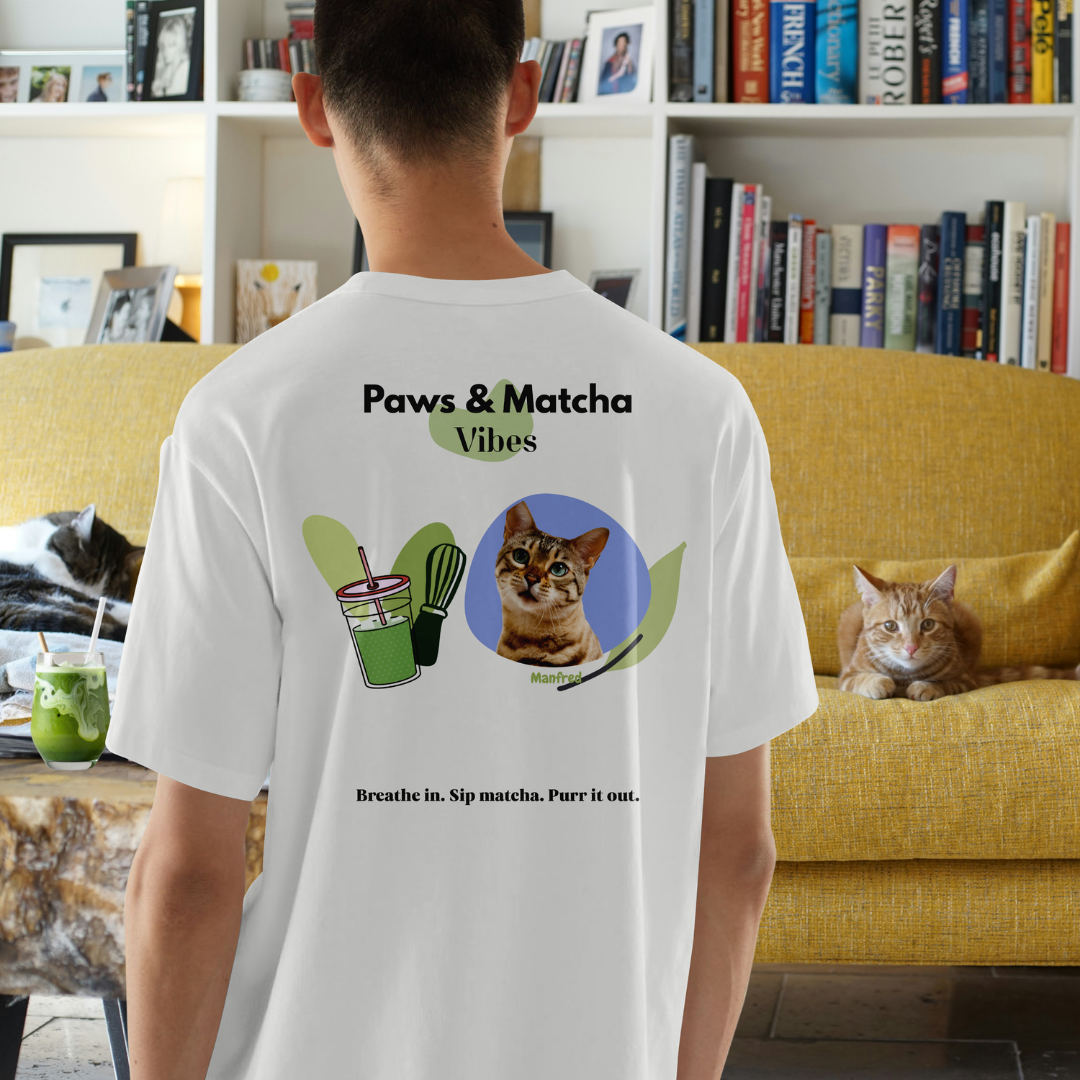 Personalisierbares Unisex T-Shirt "Paws & Matcha"
