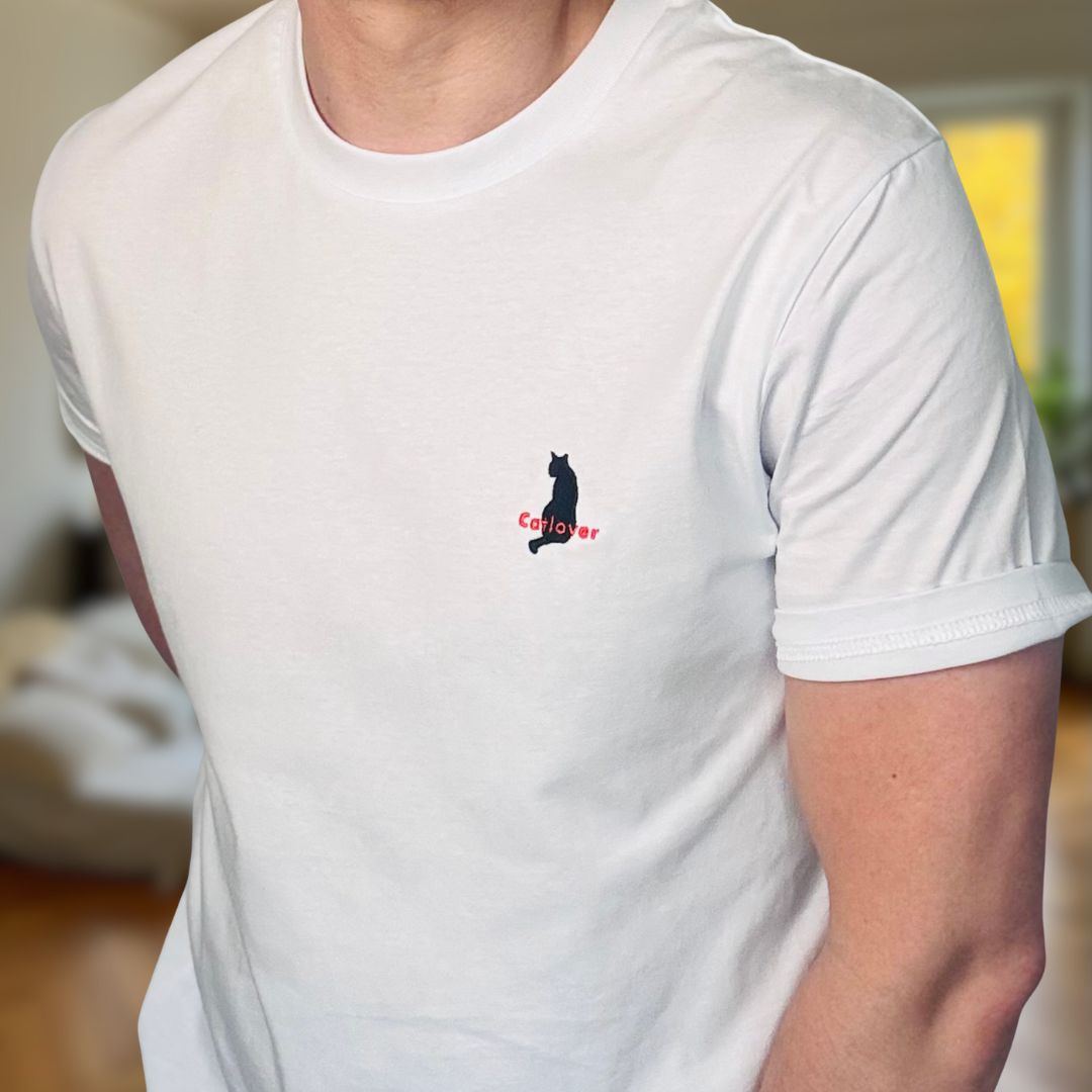 Liebevoll besticktes T-Shirt mit Katzenmotiv aus Bio-Baumwolle - Kollektion "Catlover" (komplett rot)
