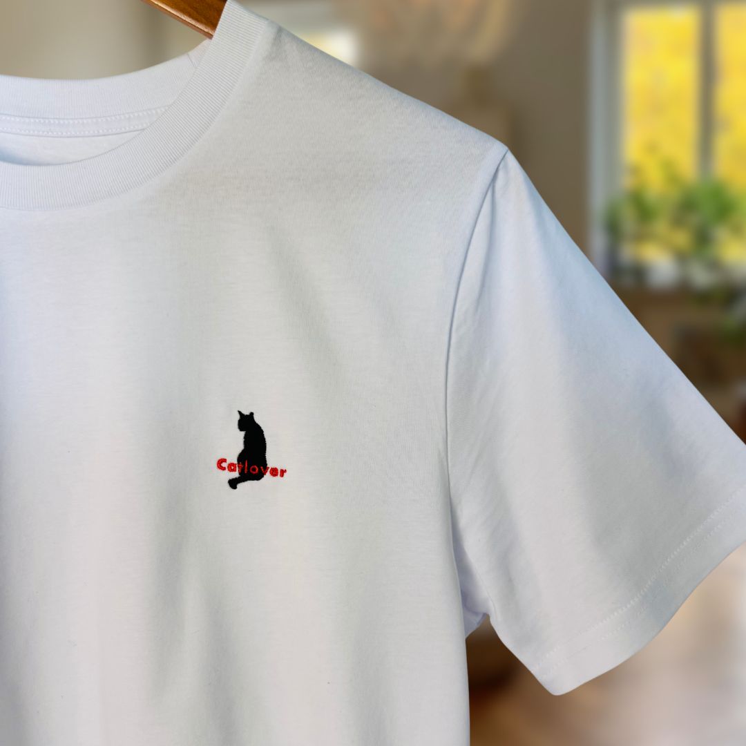 Liebevoll besticktes T-Shirt mit Katzenmotiv aus Bio-Baumwolle - Kollektion "Catlover" (komplett rot)