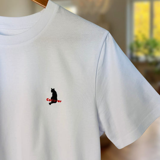 Liebevoll besticktes T-Shirt mit Katzenmotiv aus Bio-Baumwolle - Kollektion "Catlover" (komplett rot)