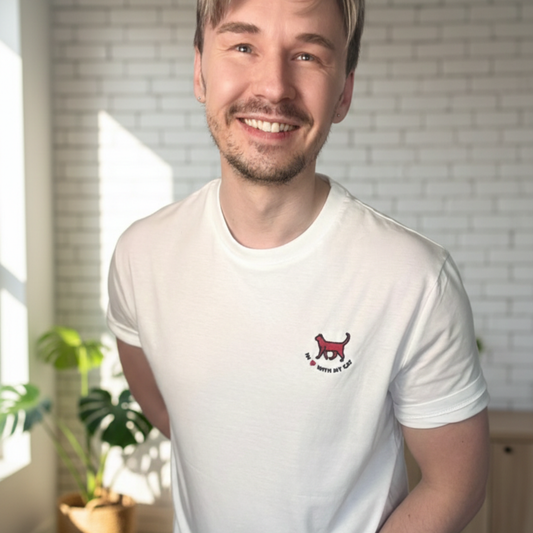 Liebevoll besticktes T-Shirt mit Katzenmotiv aus Bio-Baumwolle - Kollektion "In Love With My Cat" (Rot)