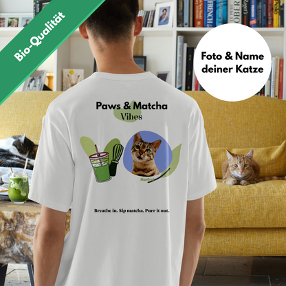 "Paws & Matcha" T-Shirt - Personalisierbar in Bio-Qualität, beidseitig bedruckt