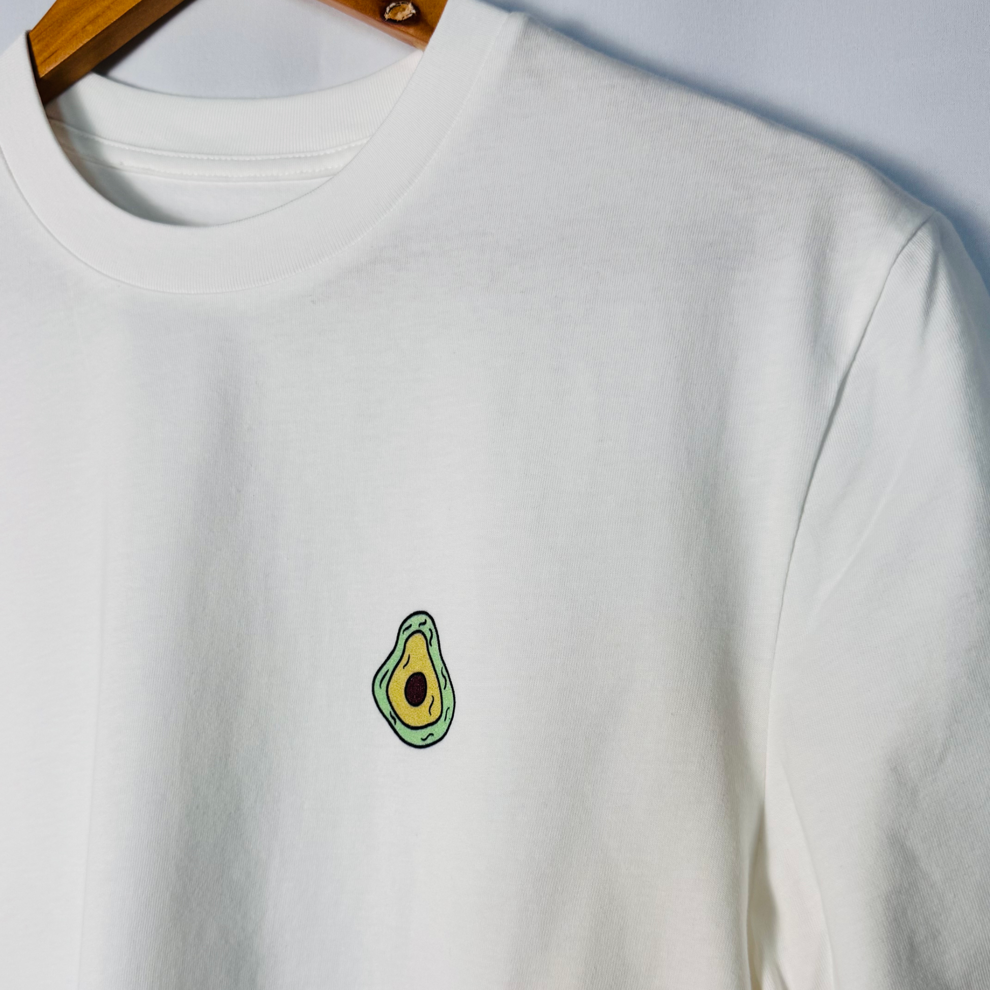 t shirt mit katze und avocado auf der rückseite und lustigem spruch "enjoy the avocato" 
