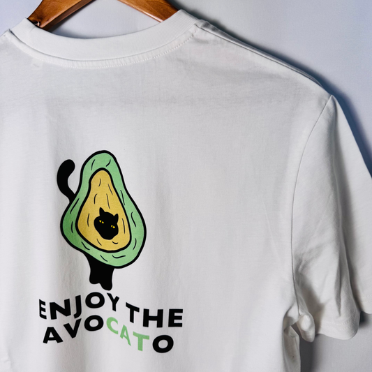 t shirt mit katze und avocado auf der rückseite und lustigem spruch "enjoy the avocato" 