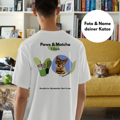 "Paws & Matcha" T-Shirt Unisex personalisierbar, beidseitig bedruckt