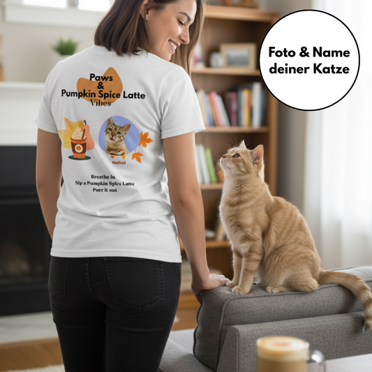 Paws & Pumpkin Spice Latte Vibes - Personalisierbares T-Shirt mit Katze