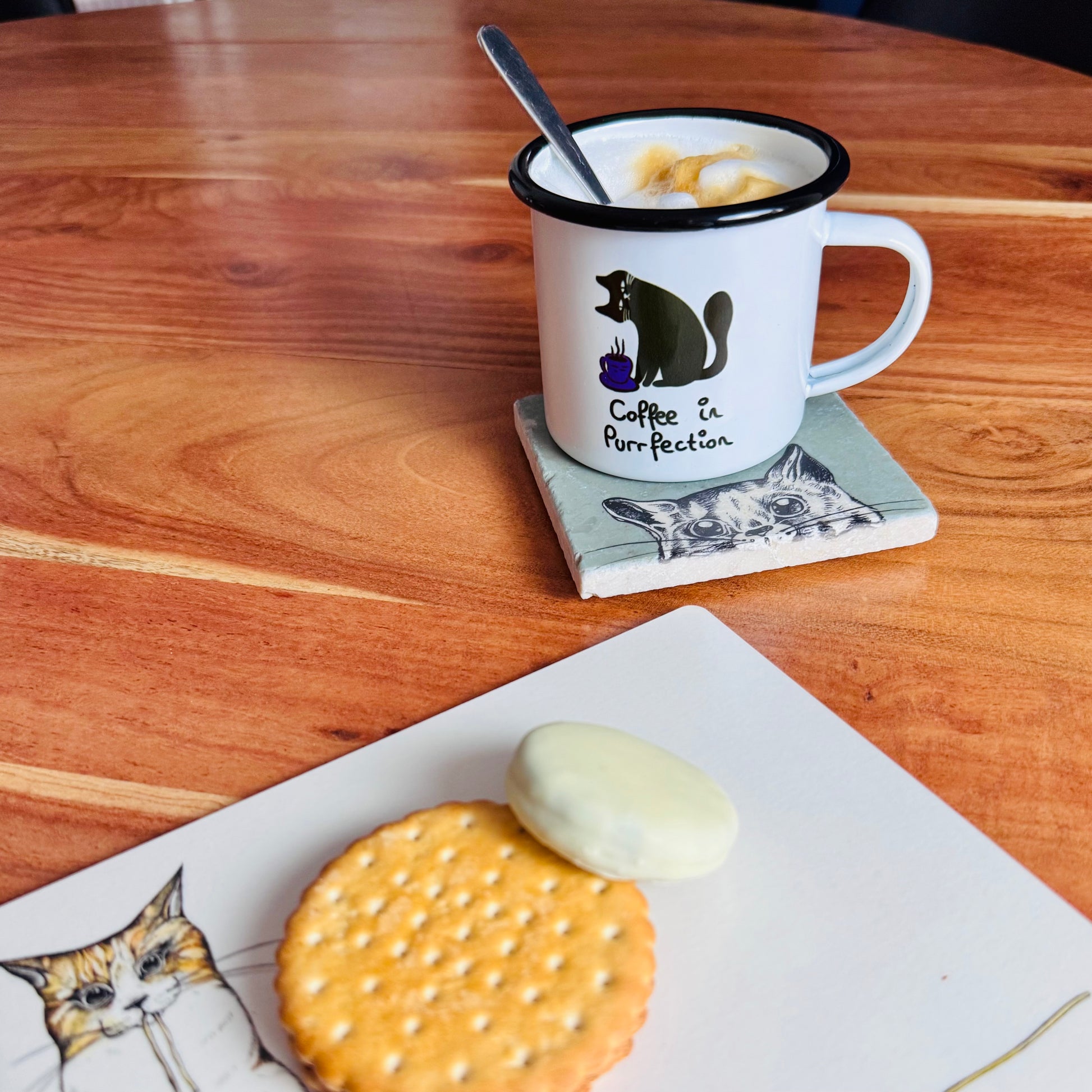 emaileetasse mit katze und lustigem spruch "coffee in purrfection" und kaffeetasse auf der rückseite